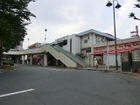 当駅周辺は歴史が古く、駅周辺には大小合わせて神社や寺院の数が多い。特に本土寺と東漸寺はどちらも「名刹」とされるが、それぞれアジサイ、しだれ桜の名所として観光面で知られている。