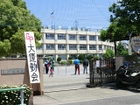 【北野小学校】昭和28年創立。学校の周辺は住宅地や公園が多く、緑に囲まれ落ち着いた環境です。門の施錠あり、門にはセキュリティの方が常駐しています。