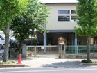 【八照幼稚園】「宗教法人 八照山 金谷寺（はっしょうざん きんこくじ）」の附属幼稚園として千葉県松戸市八ヶ崎向原のこの地に、昭和45年4月開園致しました。広い園庭とぬくもりを感じる木造の園舎が特徴です