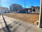 【現地土地写真】前面道路との高低差も少ないので、車の出し入れもスムーズです。住宅地なので車通りも少なく小さなお子様がいるご家庭も安心です。※2024年11月撮影