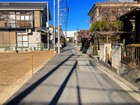 【前面道路を含む現地写真】小学校まで徒歩5分、保育園・幼稚園が徒歩10分圏内に点在します。スーパーまで徒歩8分など、生活利便施設も身近に揃う住環境です。※2024年11月撮影