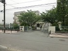 大原中学校まで２０１０ｍ　昭和４７年４月八潮第二中学校として創立、平成６年４月に現在の校名に変更。教育目標「心豊かにと学ぶ生徒－光る汗、輝く笑顔－」