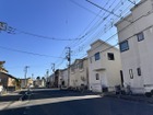 【前面道路を含む現地写真】現地より保育園へ徒歩2分、コープみらい指扇店へ徒歩7分。ドラッグストアやコンビニも徒歩圏内にあります。※2025年1月撮影