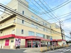 食料品のほか、家電、洋服 、文房具、靴、消耗品等 色々買えるので、便利です。営業時間： 10:00-20:00