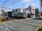 【京成本線「海神」駅】駅前の踏切は、えほん「ふみきりくん」のモデルとなっています。地元、海神（トリトン）商店街の活動が盛んで、地域住民盆踊り（8月）や朝市（不定期）等が開催されています。