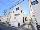 【現地外観写真】JR川越線「西大宮」駅徒歩15分、3LDKの住まい。スタイリッシュな街並みを形成する、モノトーンとスクエアな外観です。※2025年2月撮影