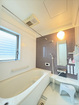 2階浴室。一日の疲れを癒す浴室は追炊付。いつでも快適な温度で入浴が可能。浴室換気乾燥暖房機付き。