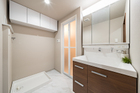 時間を有効活用！シャワー付き洗面台で身支度も快適！鏡裏収納で小物もスッキリ整理できます。