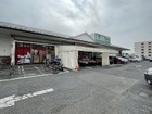 ■営業時間：9：00～20：00■取扱：青果、精肉、酒■駐車場：あり