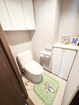 【トイレ】収納スペースもしっかり確保されたレストルーム