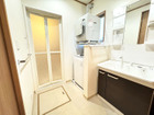 【1階・洗面室】ゆとりの洗面スペースで朝の身支度もスムーズに。（2025年9月撮影）