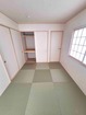 リビング横に設けられた和室スペース。お子様のプレイルームやお客様のお部屋として多用途でお使い頂けます！