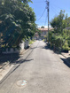 【前面道路】車通りが多くない道路のため、お子様が自転車に乗ったりするのにも安心感があります