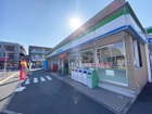 24時間営業のコンビニエンスストア。駅前にあるので、駅を利用する際に立ち寄ることができて便利です。酒類・たばこ・揚げ物惣菜などの取り扱いがあり、ATMやマルチコピー機などのサービスが利用できます。