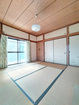 ■バルコニーに出入りできる2階南側約8畳の和室。