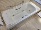 手摺付きの浴槽