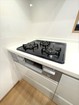 【キッチン-便利】コンロ3つ、魚焼きグリルを完備！様々なお料理を楽しむことができます。ぜひいろんなお料理に挑戦してみてください！(2025年10月撮影)
