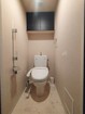 ■ウォシュレット機能付きの快適なトイレには吊戸棚収納・手すりがついています◎