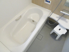 半身浴を楽しんだりお子様と安心して入浴が出来るベンチタイプの浴槽