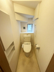 1階トイレ。換気出来るよう、窓も完備。もちろん温水洗浄機能付き便座です。収納もあり便利。
