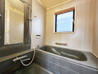 ■窓付きの浴室。ゆっくり足を伸ばして入浴できるサイズです。