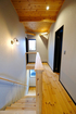 階段を上がると、明く開放的な２F廊下。各部屋へと繋がっています。