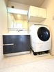 【洗面】水回り集中、洗濯動線がフラットで家事効率良好です！洗面ボウル一体カウンター、三面鏡で身支度しやすい洗面化粧台です