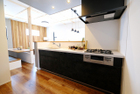 リビング・ダイニング全体まで視界が広がる対面スタイル。キッチン後ろにはパントリーがあり、収納も豊富です。