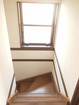 窓のある階段です。