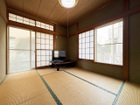 1階和室。リビングに隣接した和室約6帖は客間にも。心落ち着く和室は一部屋あるとうれしいもの