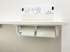 収納スペースとしても利用できる棚と、予備のトイレットペーパーをストックできるツインペーパーホルダーを採用。細部にも配慮された設備です。