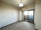 【洋室】5.2帖洋室はバルコニーに面しています！