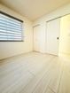 【居室】全居室収納付き！2面に窓があり、光と風を室内へ採りこめます
