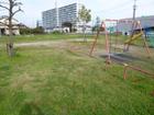 広い公園で芝もあり、思いっきり走って遊べます。南側に子ども用の遊具、北側に大人用の健康器具があります。