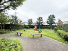 敷地内にお子様が遊べる公園がございます。