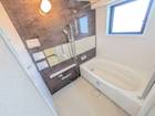 【浴室】換気窓付き！外気を感じながらバスタイムが楽しめます！浴室暖房換気乾燥機能付きでバスルームが快適に！