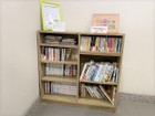 エントランス脇のポストスペースには無料で本を借りられる、小さな図書館あり