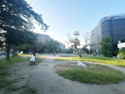 【公園】エントランスを出てすぐに公園があるため、お子様の遊び場としてご利用できます。
