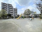 マンション敷地内に公園有り。小さなお子様も安心して遊んでいただけます。