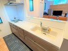 【キッチン-長く使える】毎日使うキッチンをカビやニオイの発生、汚れからしっかり守るステンレスのキャビネットを標準装備。その他にも浄水器付水栓や食器洗浄乾燥機等の設備もついております！