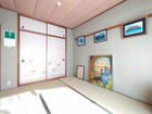 リビングとの続き間で扉の開け閉めでフレキシブルに使用可能。居心地のよい和室。来客の際の客間としても。◇2025年12月撮影