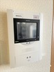 TVモニター付インターホンは来訪者を確認してからオートロックを開錠できる安心の設備◇2025年12月撮影