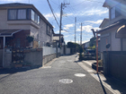 【前面道路】ロードサイドから少し入った住宅街のため、穏やかな暮らしが実現できます！徒歩圏内に生活便利施設が点在しています
