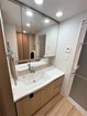 アメニティを豊富にキープできるミラーキャビネット、シャワー水栓付きで忙しい朝をサポート/2025年12月撮影