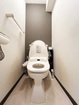 清潔感のあるトイレは温水洗浄便座付です。