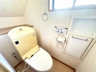 【1Fトイレ】窓付きで暗くなりがちなおトイレも明るくお使いいただけます/2025年12月撮影
