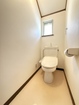 【トイレ-清潔感】ホワイトを基調としたお手洗い。換気扇と窓がついているため、空気の入れ替えができ、清潔感のある空間を保つことができます。