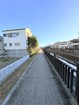 【川沿いの通路】/2025年12月撮影