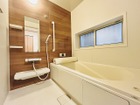一日の疲れを癒す広々バスルーム♪お子様との触れ合いの場所としても大切な空間に。