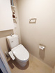 トイレは温水洗浄便座・収納棚付です。